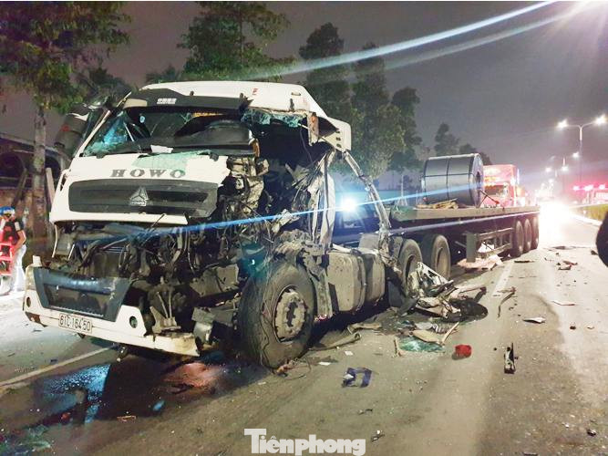 Đầu container biến dạng, tài xế kẹt cứng trong cabin sau vụ va chạm ảnh 1