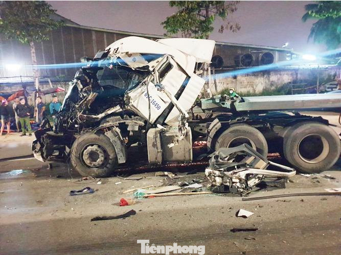 Đầu container biến dạng, tài xế kẹt cứng trong cabin sau vụ va chạm ảnh 4