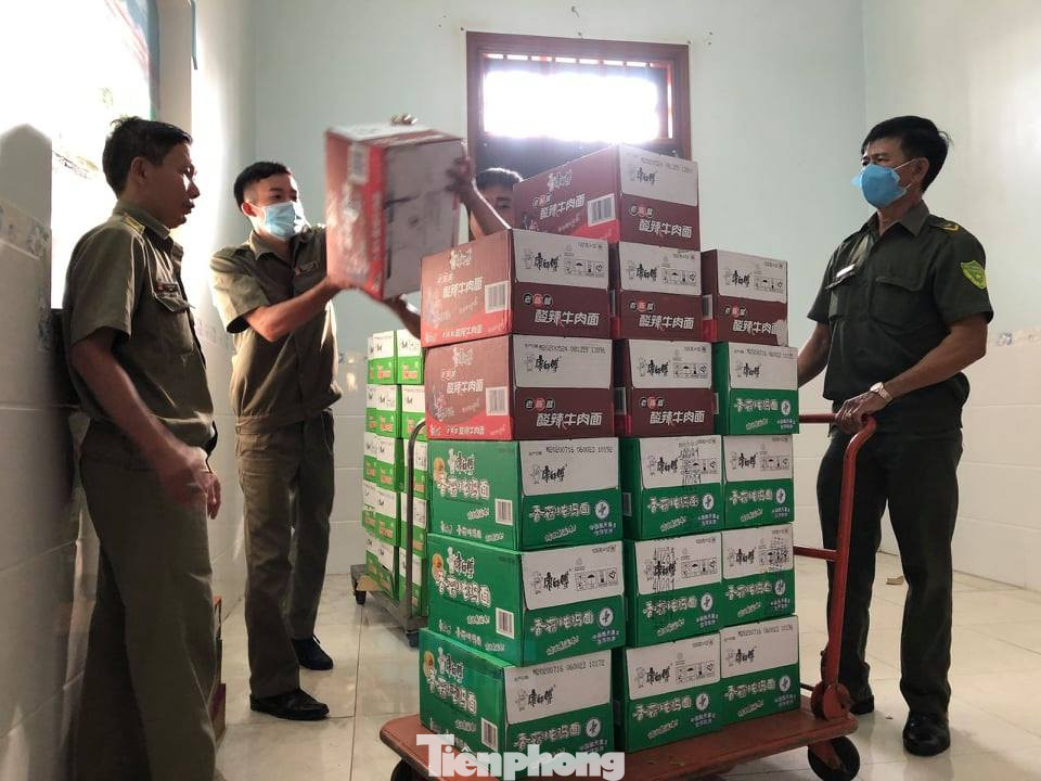 Phát hiện hàng nghìn thùng hàng nhãn hiệu Trung Quốc không rõ nguồn gốc ảnh 3