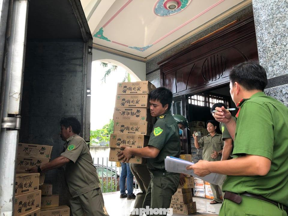 Phát hiện hàng nghìn thùng hàng nhãn hiệu Trung Quốc không rõ nguồn gốc ảnh 2