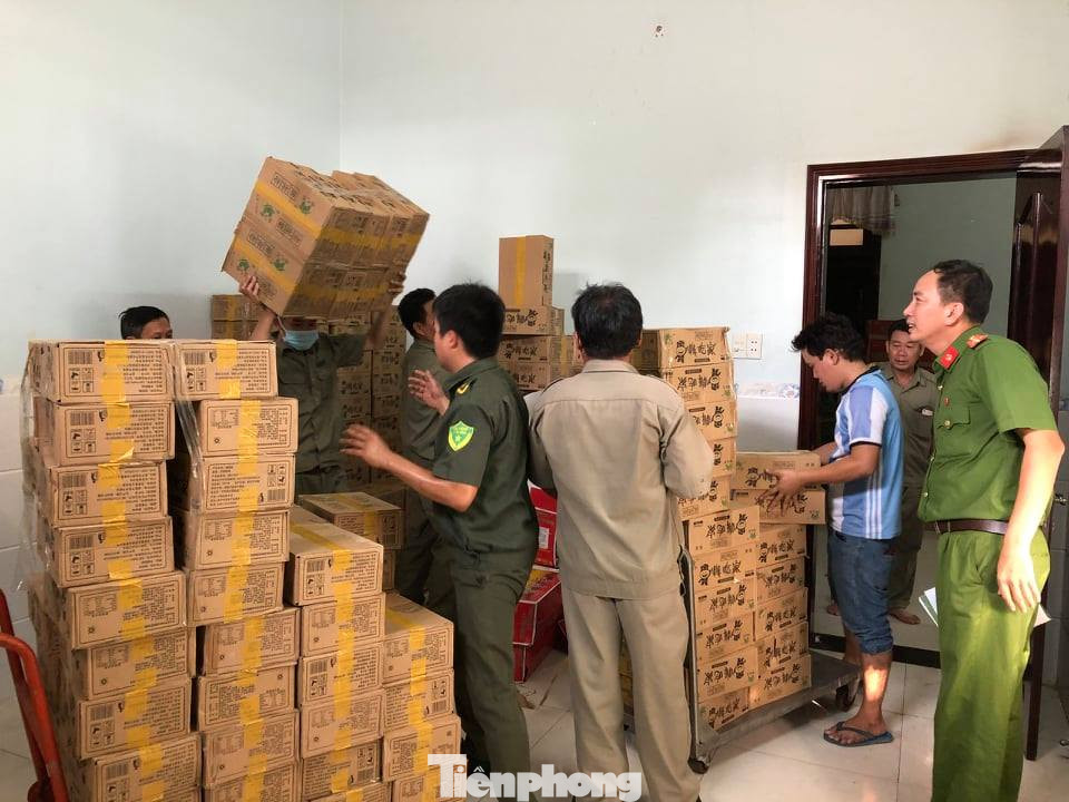 Phát hiện hàng nghìn thùng hàng nhãn hiệu Trung Quốc không rõ nguồn gốc ảnh 4