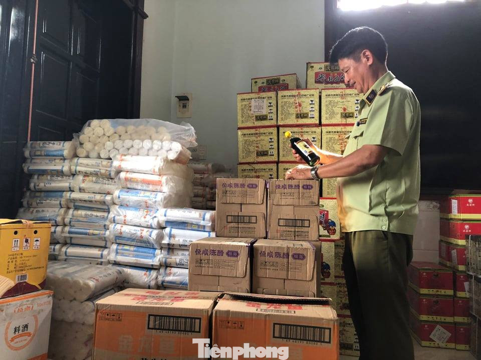 Phát hiện hàng nghìn thùng hàng nhãn hiệu Trung Quốc không rõ nguồn gốc ảnh 1