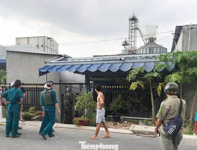 Nhắc nhở nhóm tụ tập đua xe, hai cha con bị đánh gục trên vũng máu ảnh 2