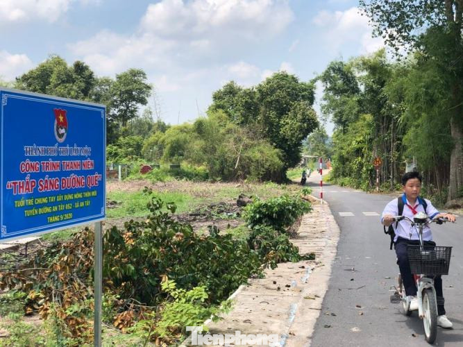 Tuổi trẻ Bình Dương giúp đường quê sáng rực ảnh 2