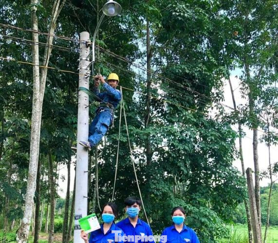 Tuổi trẻ Bình Dương giúp đường quê sáng rực ảnh 4