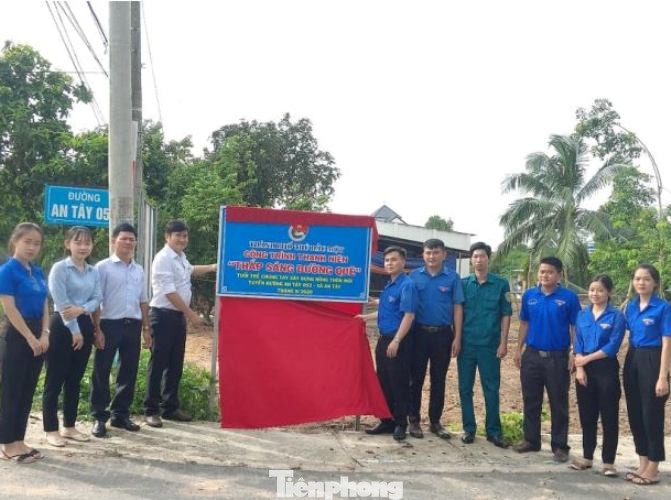 Tuổi trẻ Bình Dương giúp đường quê sáng rực ảnh 1