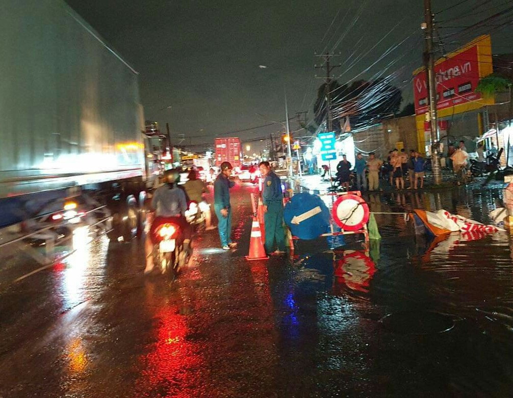 Đến bệnh viện thăm mẹ, bé gái 2 tuổi bị container cán chết thương tâm ảnh 1