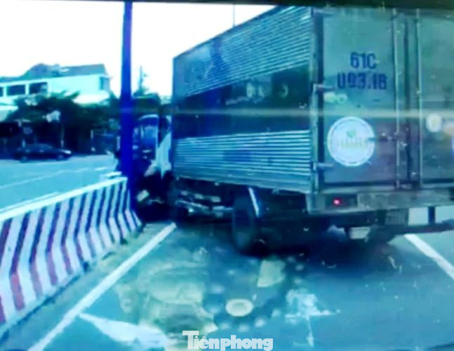 Thanh niên đi xe máy ném đá xe tải và cái kết khiến người xem rùng mình ảnh 1