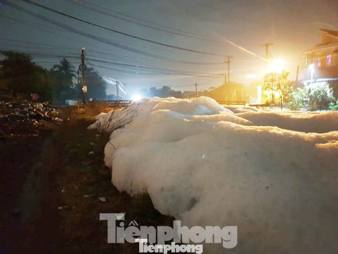 Bình Dương xử lý thủ phạm khiến nước suối đỏ tươi, sủi bọt trắng ảnh 2