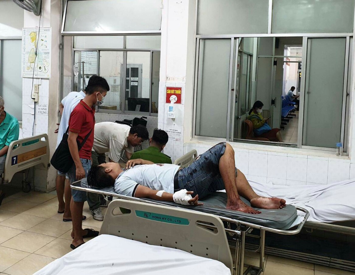 Không đổi vé số trúng thưởng, chủ đại lý bị 5 người chém gục ảnh 1