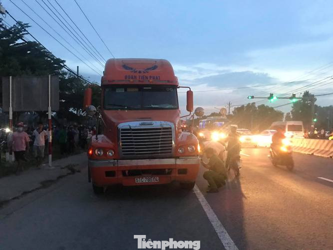 Nam sinh lớp 9 bị xe container cán chết trên đường đi học về ảnh 1