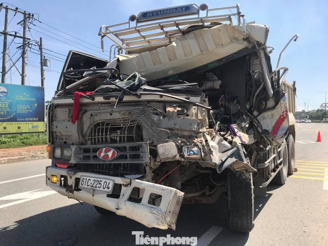Đầu xe ben bẹp dúm sau tai nạn, tài xế mắc kẹt trong cabin ảnh 2