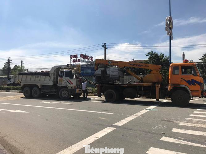 Đầu xe ben bẹp dúm sau tai nạn, tài xế mắc kẹt trong cabin ảnh 3