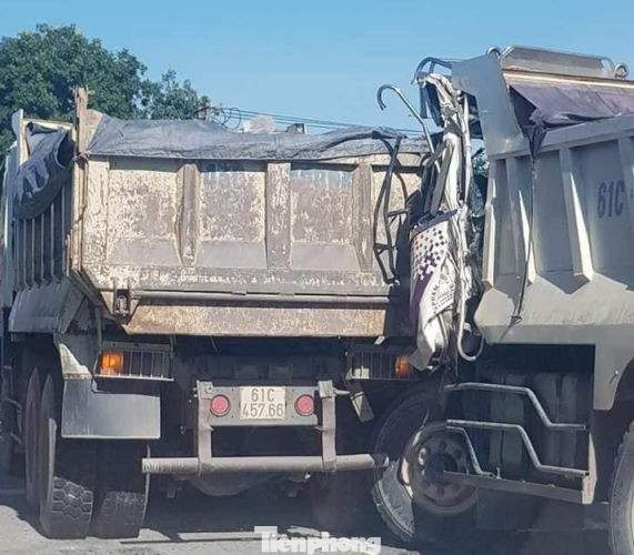 Đầu xe ben bẹp dúm sau tai nạn, tài xế mắc kẹt trong cabin ảnh 1