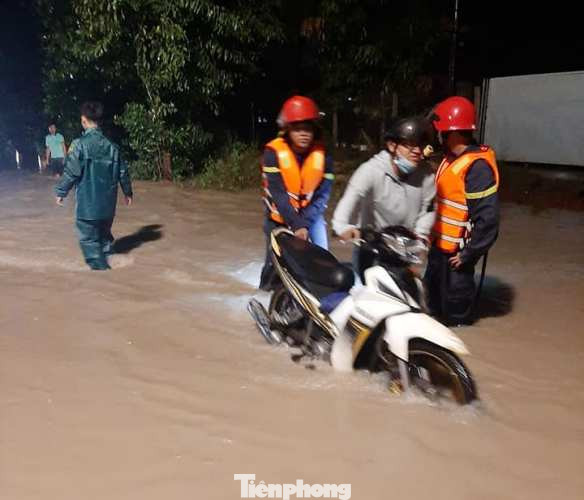 Cộng đồng mạng chia sẻ hình ảnh công an giúp dân vượt ngập trong đêm ảnh 2