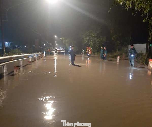 Cộng đồng mạng chia sẻ hình ảnh công an giúp dân vượt ngập trong đêm ảnh 8