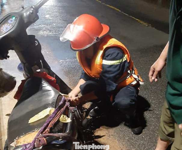 Cộng đồng mạng chia sẻ hình ảnh công an giúp dân vượt ngập trong đêm ảnh 6