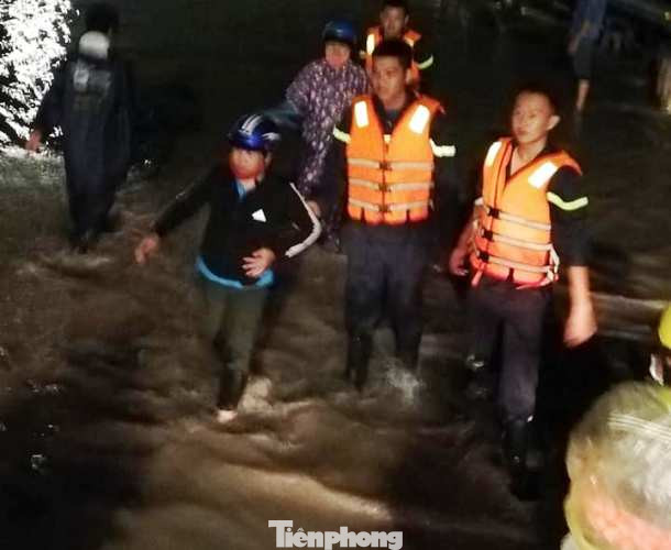 Cộng đồng mạng chia sẻ hình ảnh công an giúp dân vượt ngập trong đêm ảnh 4