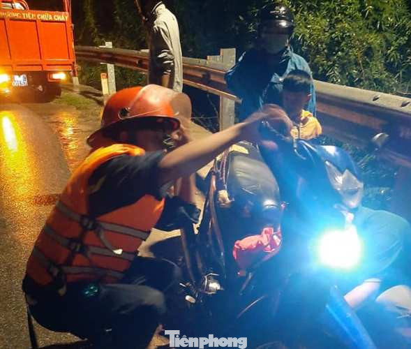 Cộng đồng mạng chia sẻ hình ảnh công an giúp dân vượt ngập trong đêm ảnh 5