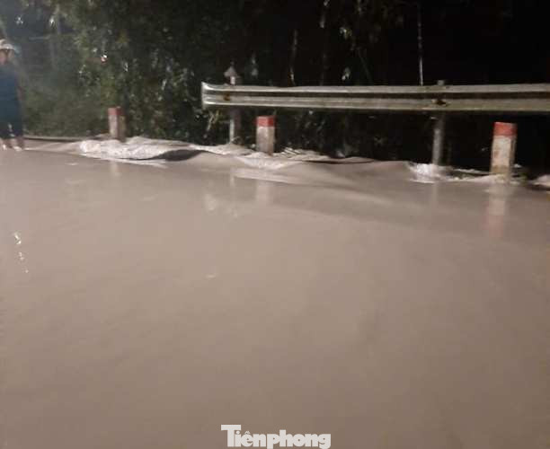 Cộng đồng mạng chia sẻ hình ảnh công an giúp dân vượt ngập trong đêm ảnh 9