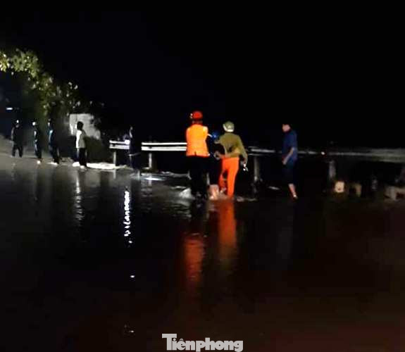 Cộng đồng mạng chia sẻ hình ảnh công an giúp dân vượt ngập trong đêm ảnh 3