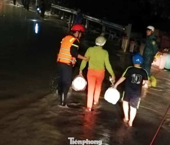 Cộng đồng mạng chia sẻ hình ảnh công an giúp dân vượt ngập trong đêm ảnh 7