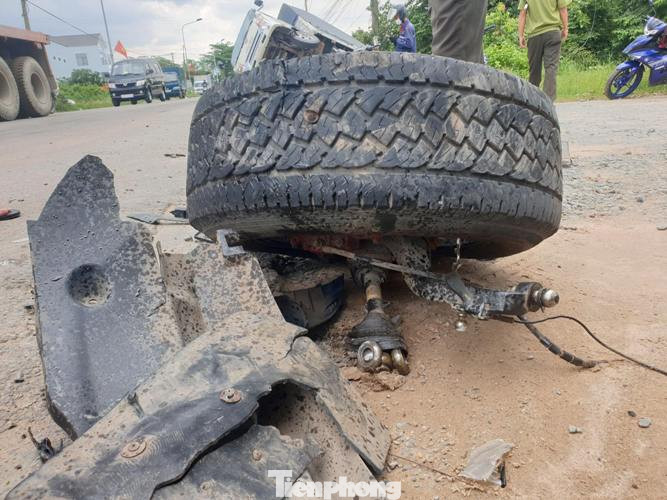 Xe bán tải rụng bánh văng xa hàng chục mét sau tai nạn ảnh 3
