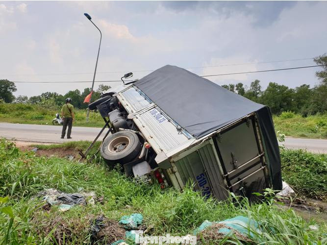 Xe bán tải rụng bánh văng xa hàng chục mét sau tai nạn ảnh 1