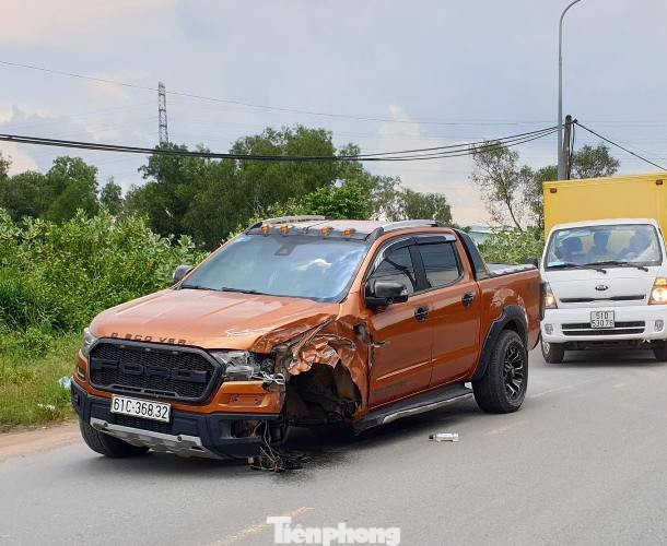 Xe bán tải rụng bánh văng xa hàng chục mét sau tai nạn ảnh 2