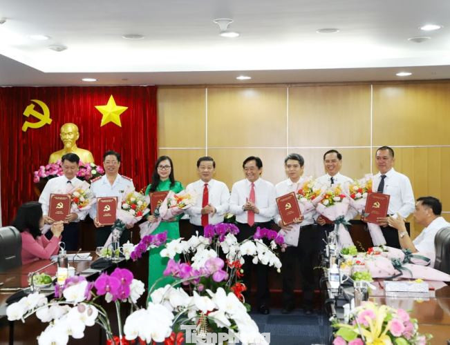 Bình Dương trao các quyết định về công tác cán bộ ảnh 1
