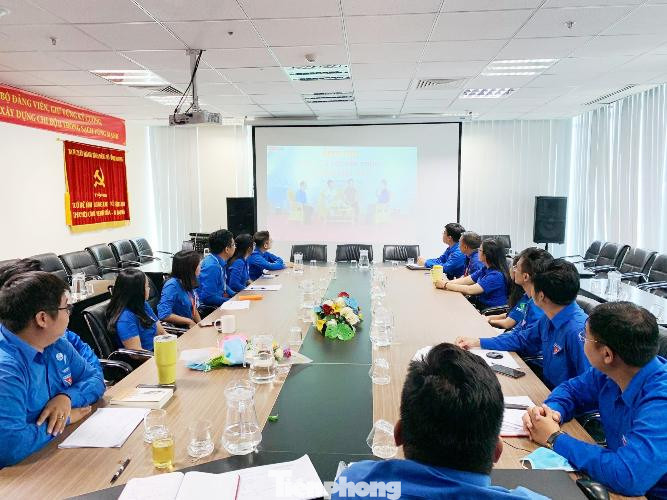 Cán bộ đoàn được tặng quà đặc biệt ngày Quốc khánh 2/9 ảnh 3