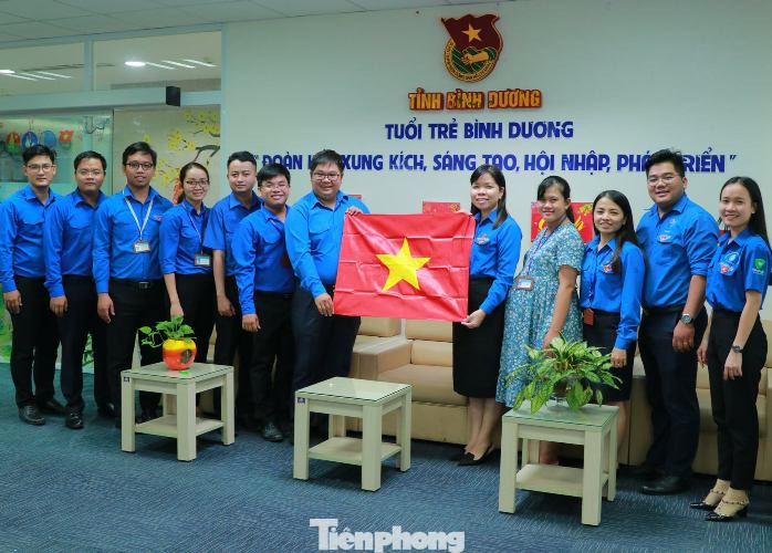 Cán bộ đoàn được tặng quà đặc biệt ngày Quốc khánh 2/9 ảnh 1