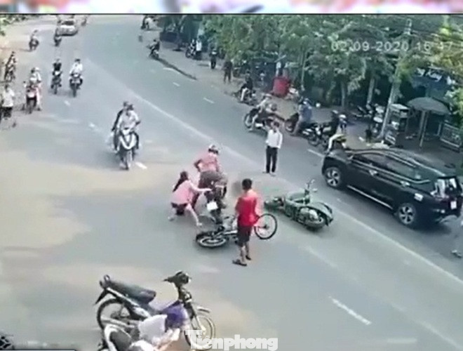 Cô gái liều mạng giữ tên cướp dây chuyền có hung khí ảnh 1