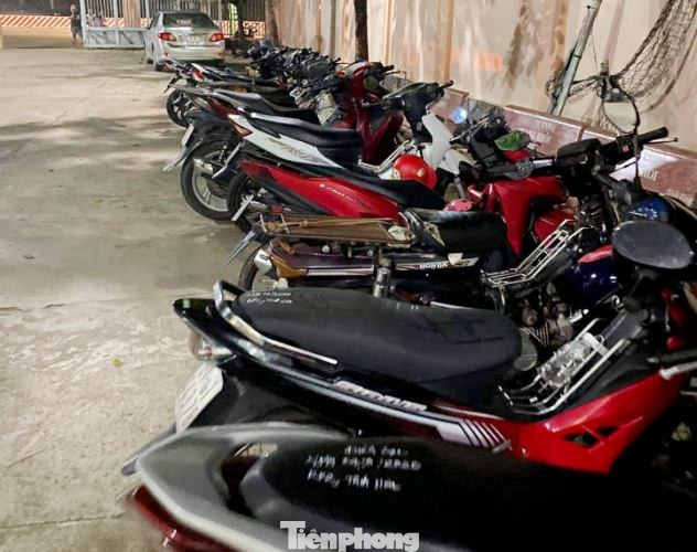 Triệt phá tụ điểm đánh bạc có nhiều 'quý bà', thu giữ 2 ô tô ảnh 4