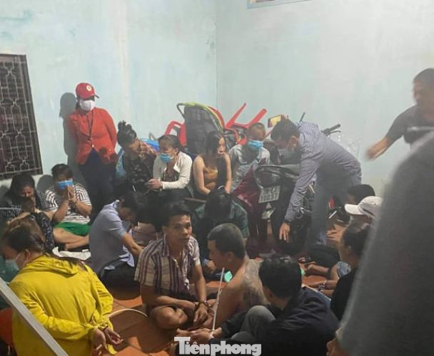 Triệt phá tụ điểm đánh bạc có nhiều 'quý bà', thu giữ 2 ô tô ảnh 1