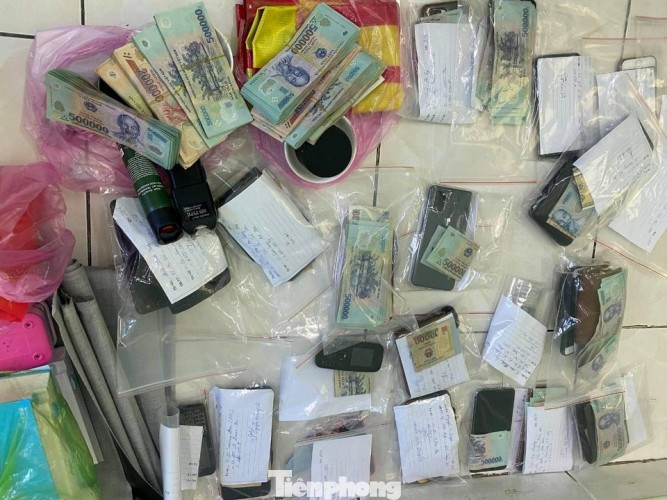 Triệt phá tụ điểm đánh bạc có nhiều 'quý bà', thu giữ 2 ô tô ảnh 2