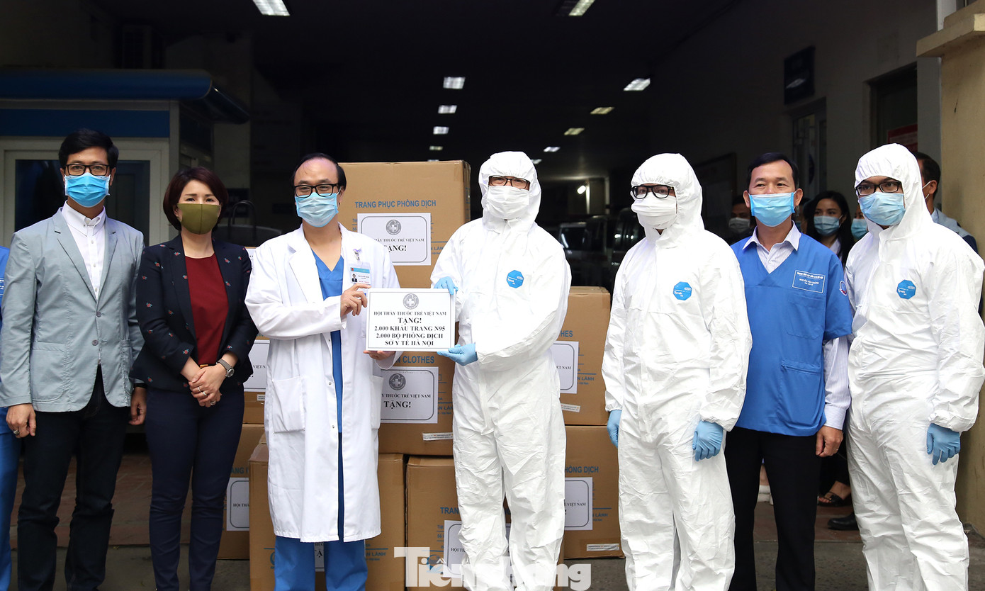 Thêm máy thở, phòng áp lực âm và đồ bảo hộ đến bệnh viện chống dịch ảnh 3
