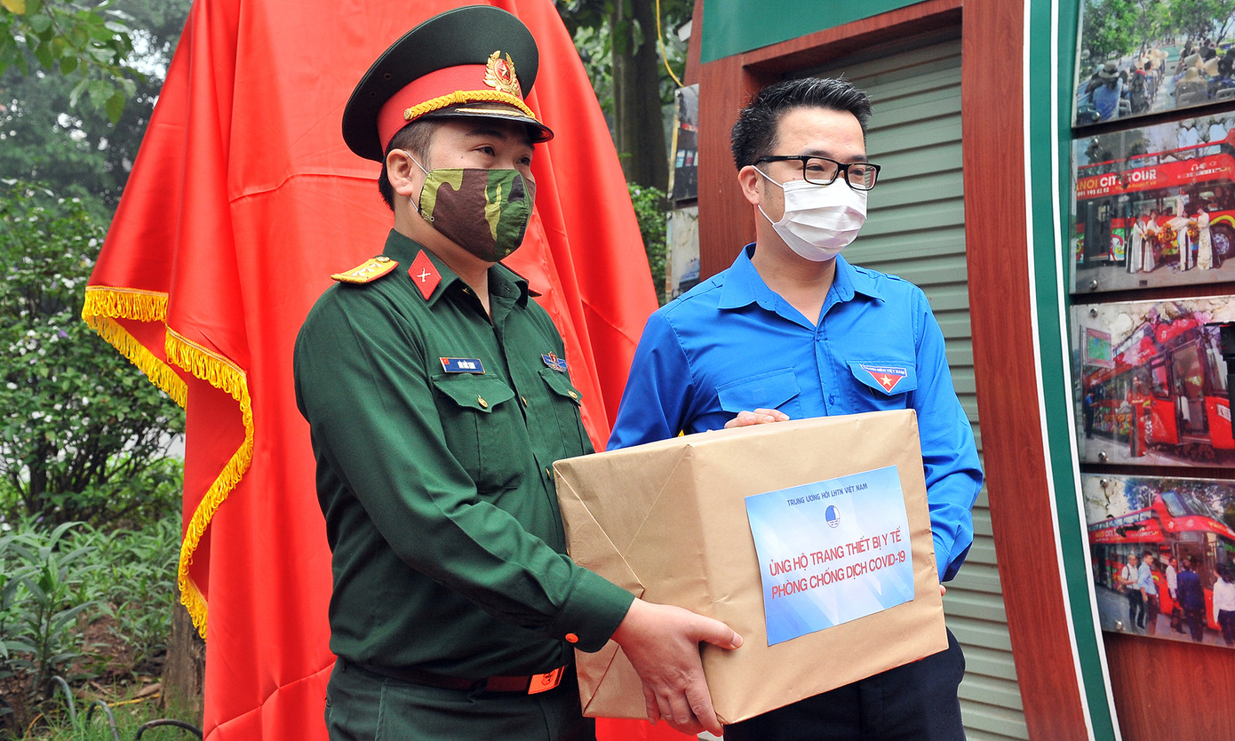 Trạm rửa tay dã chiến chống dịch Covid-19 đầu tiên tại Hà Nội ảnh 9