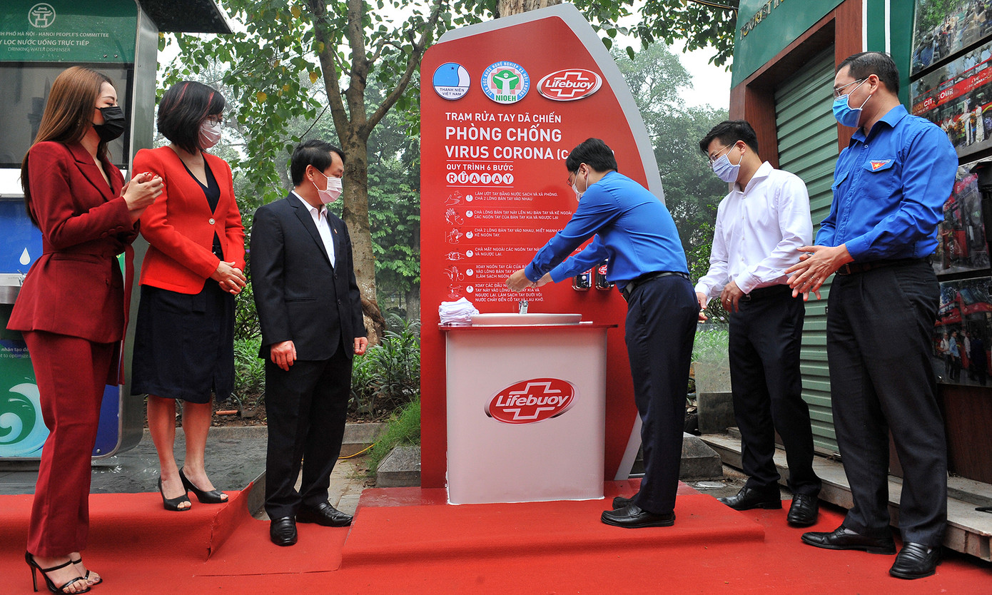 Trạm rửa tay dã chiến chống dịch Covid-19 đầu tiên tại Hà Nội ảnh 2