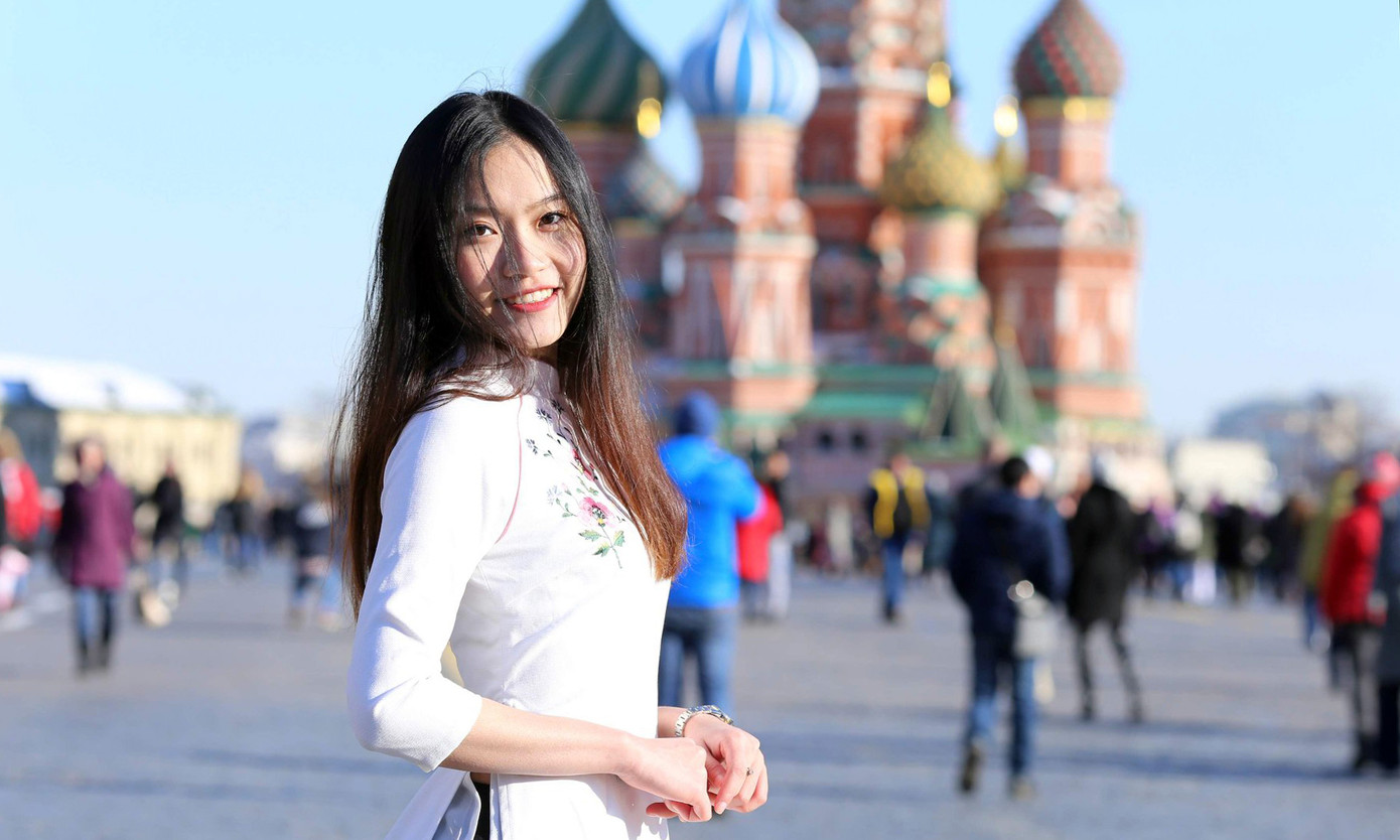 Du học sinh Việt tại LB Nga khoe duyên dáng áo dài ảnh 10