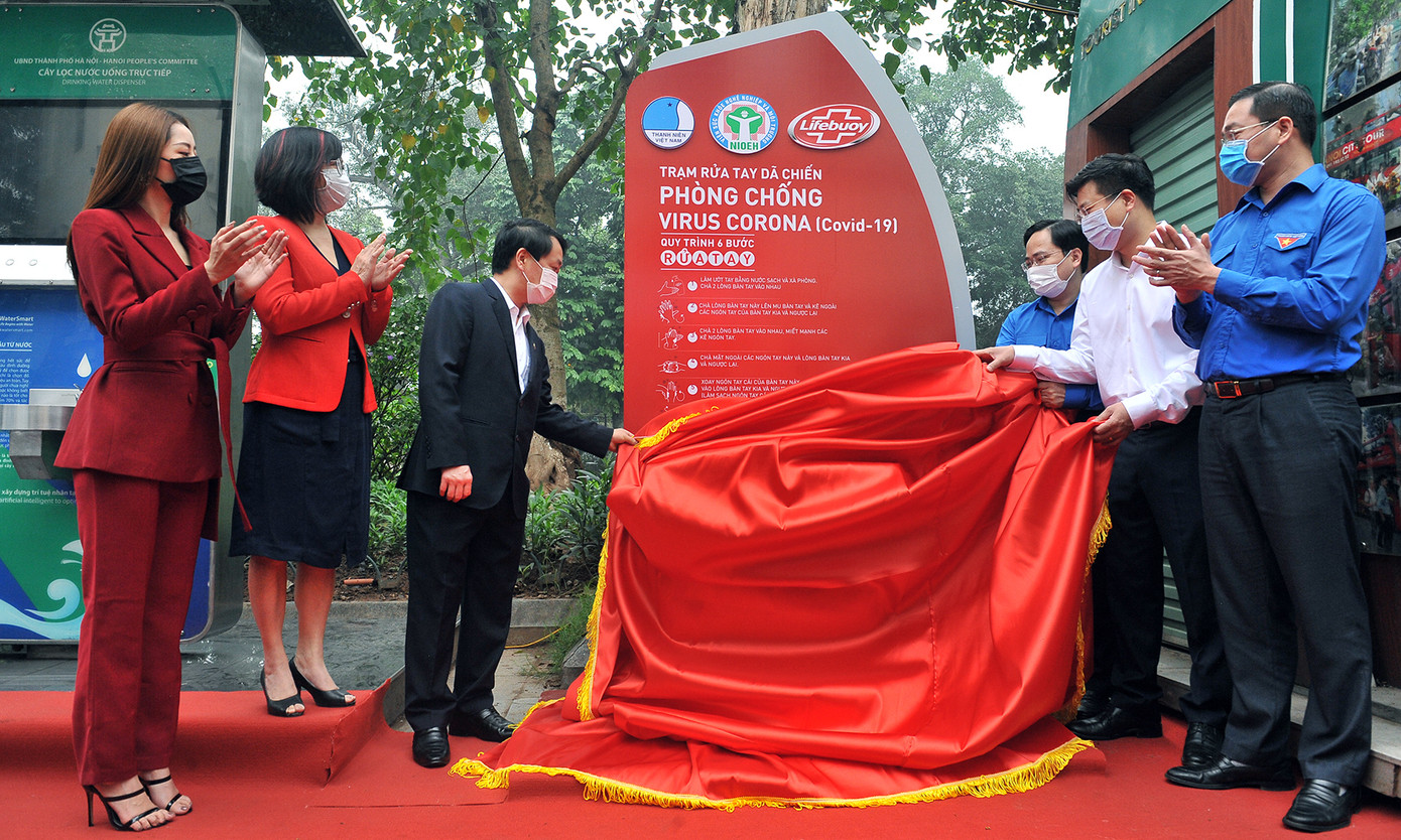 Trạm rửa tay dã chiến chống dịch Covid-19 đầu tiên tại Hà Nội ảnh 1
