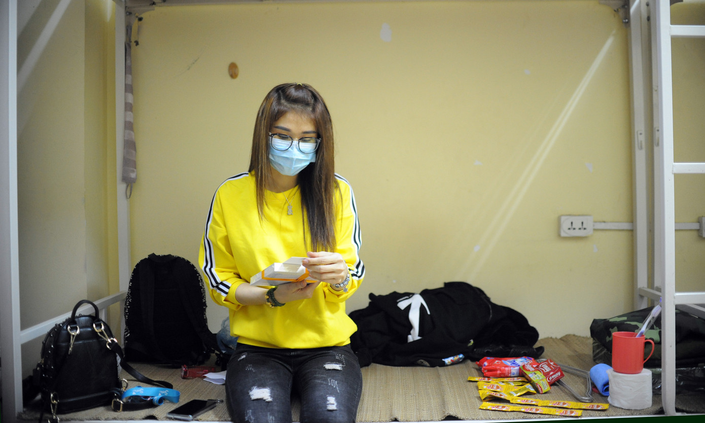 Y bác sĩ 'trắng đêm' đón người về khu cách ly Hòa Lạc ảnh 7