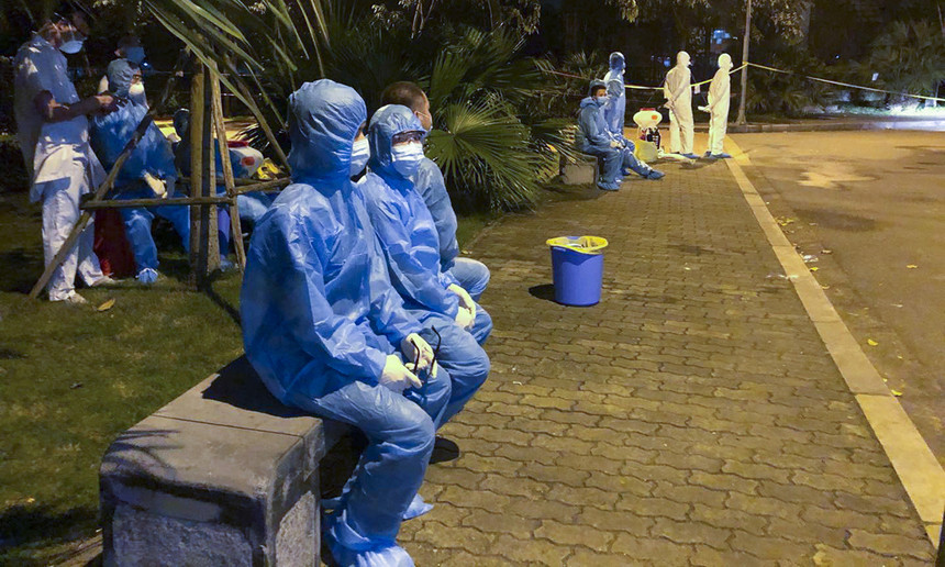 Y bác sĩ 'trắng đêm' đón người về khu cách ly Hòa Lạc ảnh 8