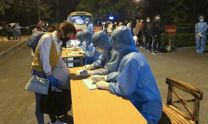 Y bác sĩ 'trắng đêm' đón người về khu cách ly Hòa Lạc ảnh 6