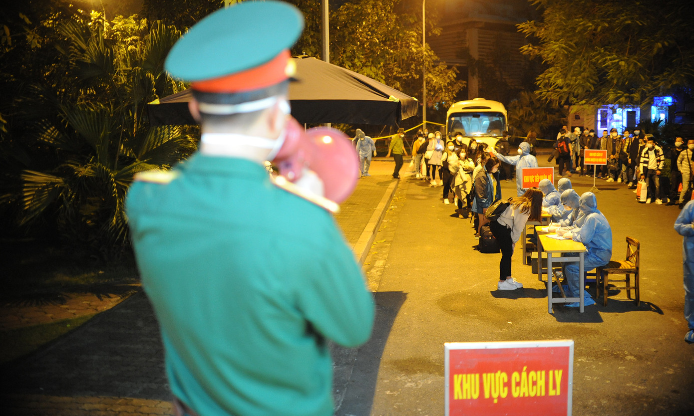 Y bác sĩ 'trắng đêm' đón người về khu cách ly Hòa Lạc ảnh 2