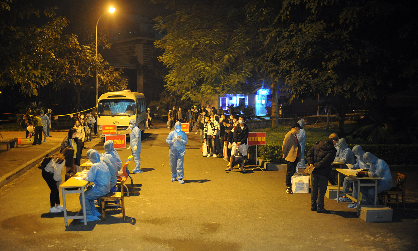 Y bác sĩ 'trắng đêm' đón người về khu cách ly Hòa Lạc ảnh 3