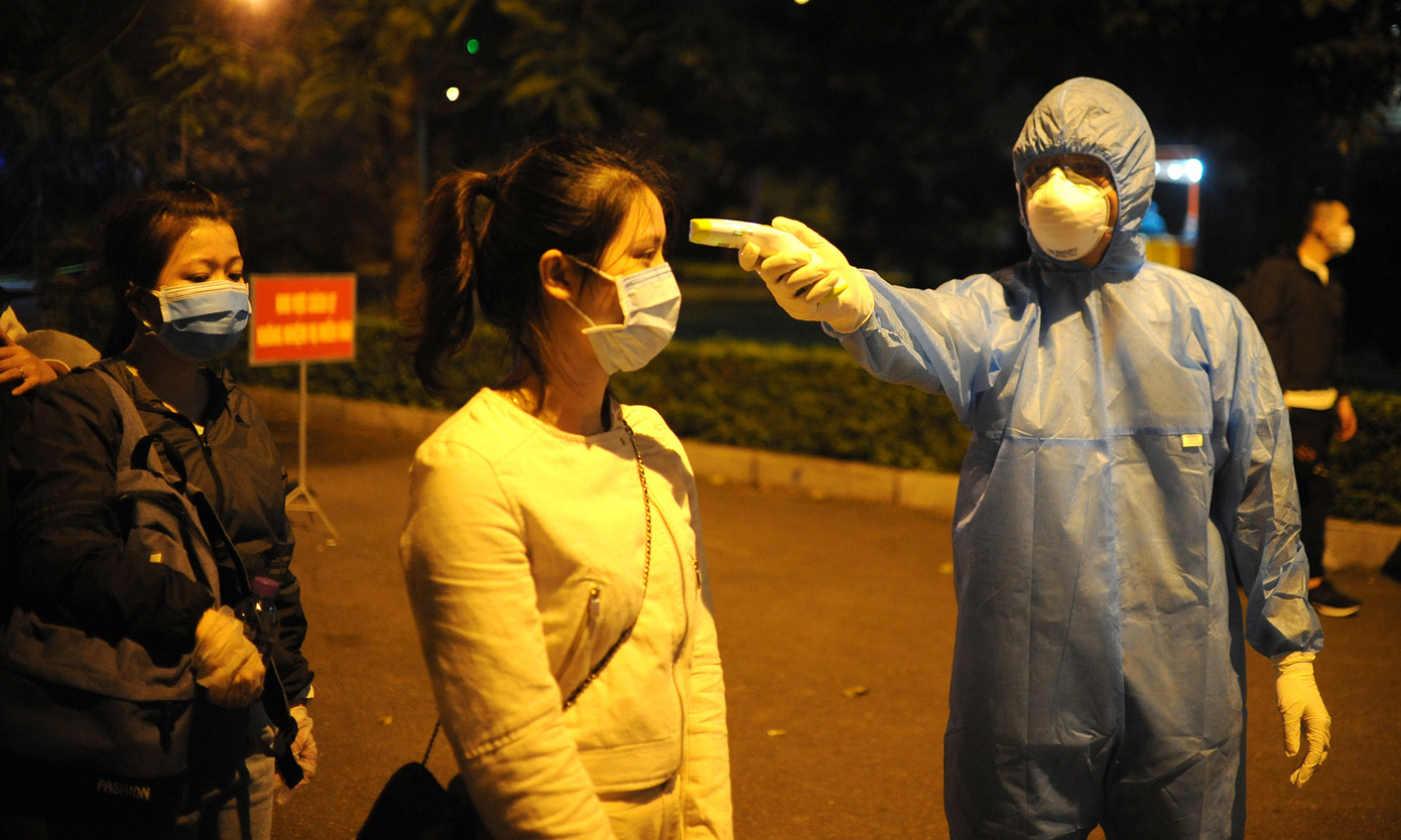 Y bác sĩ 'trắng đêm' đón người về khu cách ly Hòa Lạc ảnh 1