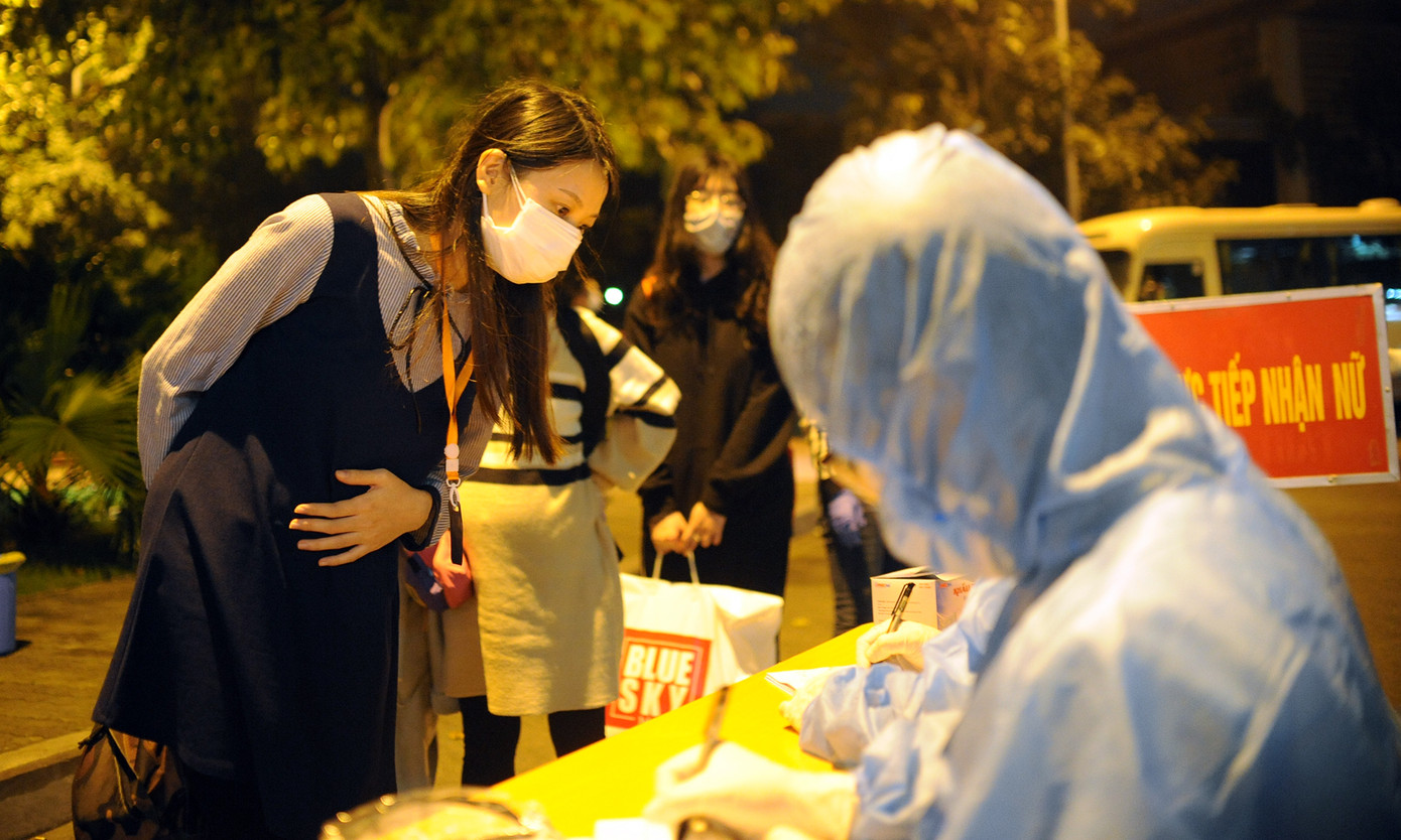 Y bác sĩ 'trắng đêm' đón người về khu cách ly Hòa Lạc ảnh 5