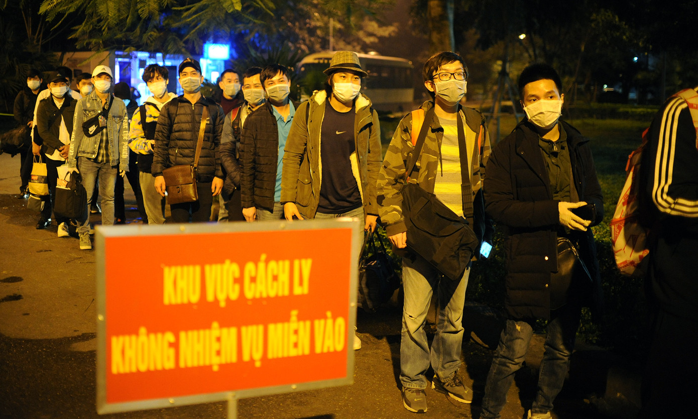 Y bác sĩ 'trắng đêm' đón người về khu cách ly Hòa Lạc ảnh 4