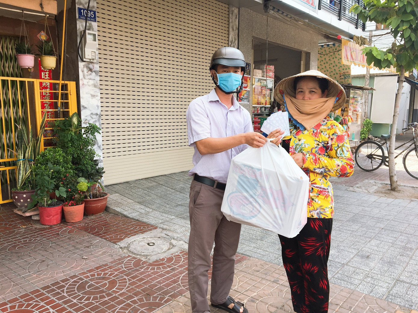 Tặng quà người bán vé số dạo trước thời điểm dừng phát hành xổ số ảnh 3